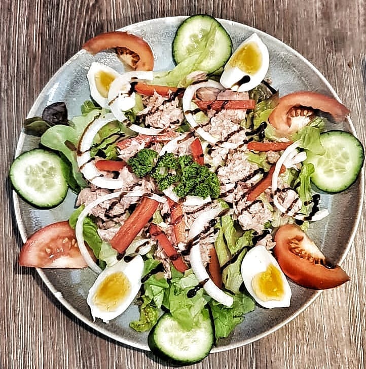 Marktfrischer Salat mit Thunfisch